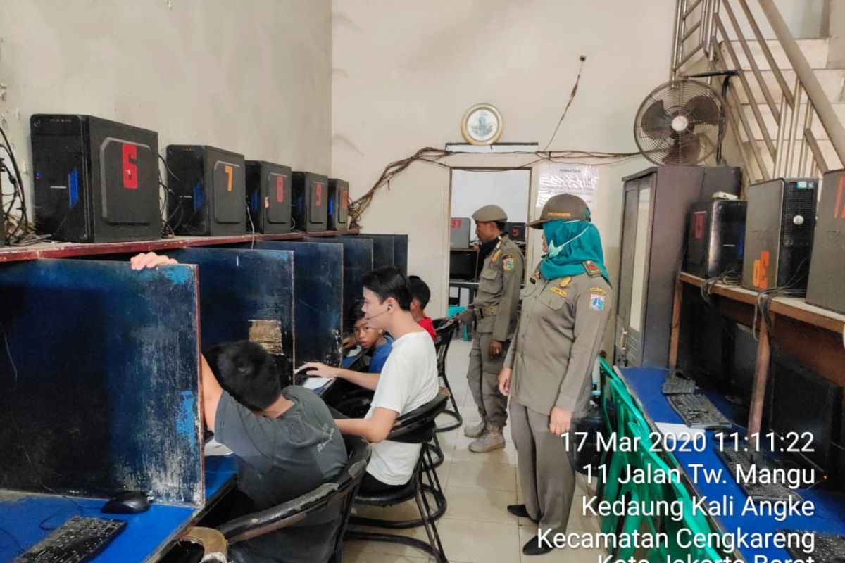 Satpol PP Jakbar merazia pelajar