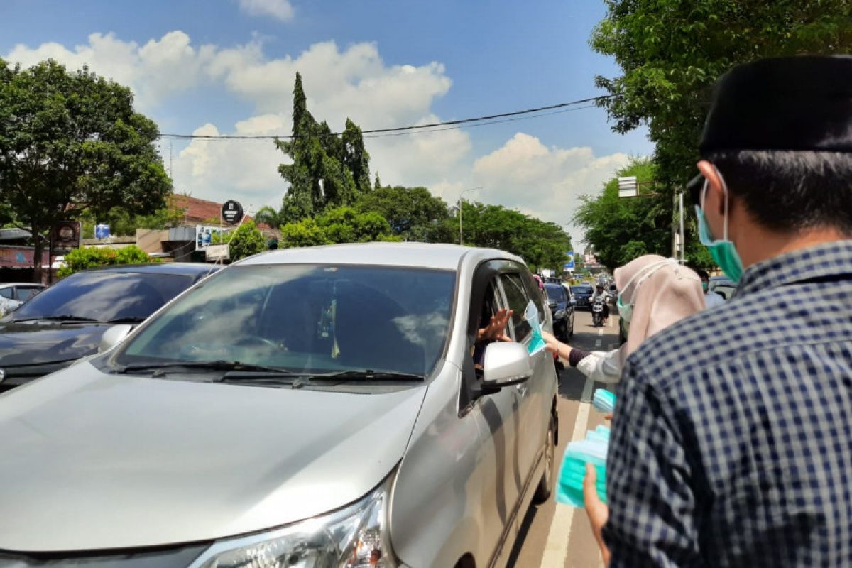 DPC Partai Gerindra Serang bagikan masker