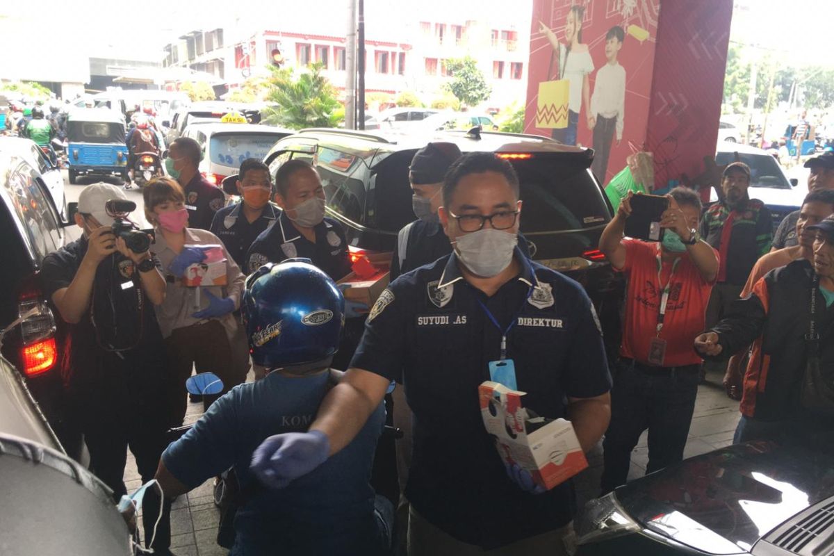 Polda Metro Jaya bagikan masker dan sanitizer