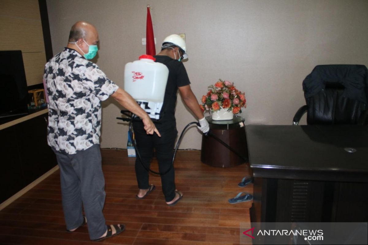 Penyemprotan cairan disinfektan di Stadion Madya Sempaja Samarinda