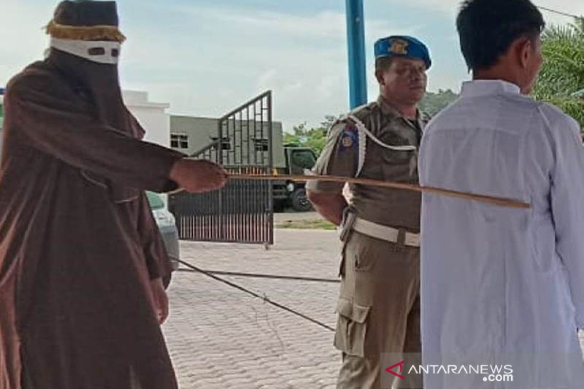 Tiga orang pelaku maisir di cambuk di Aceh Jaya