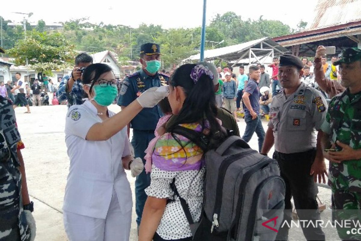 KSOP-Dinkes Gunungsitoli periksa suhu tubuh penumpang turun dari kapal