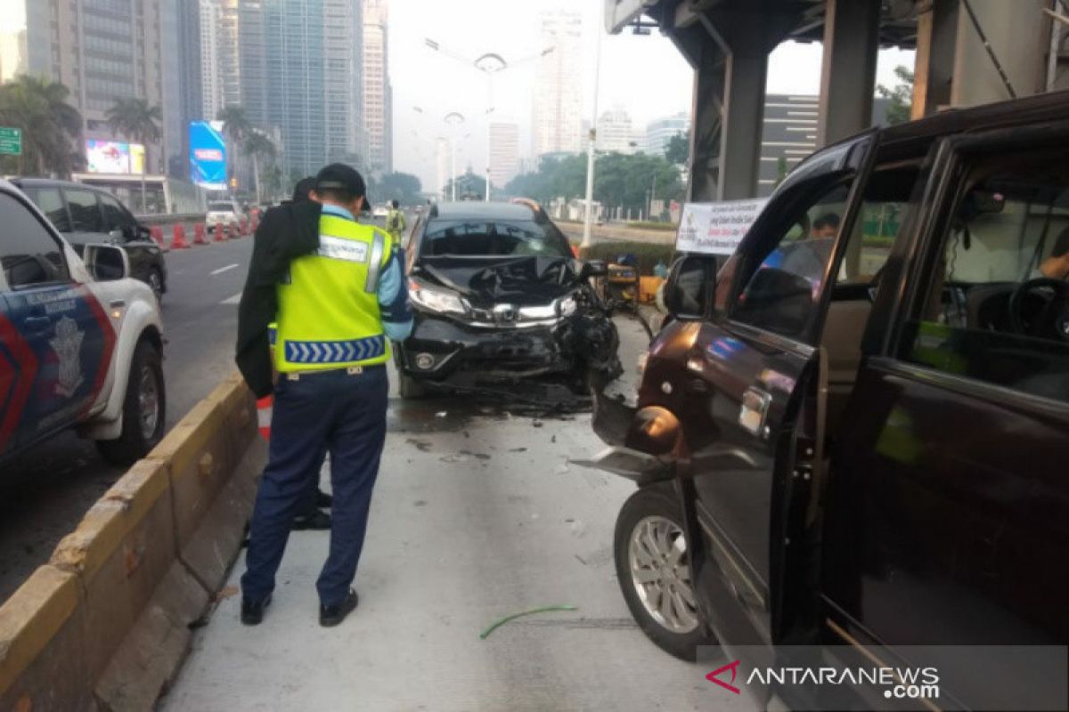 Dua mobil bertabrakan di depan Polda Metro Jaya