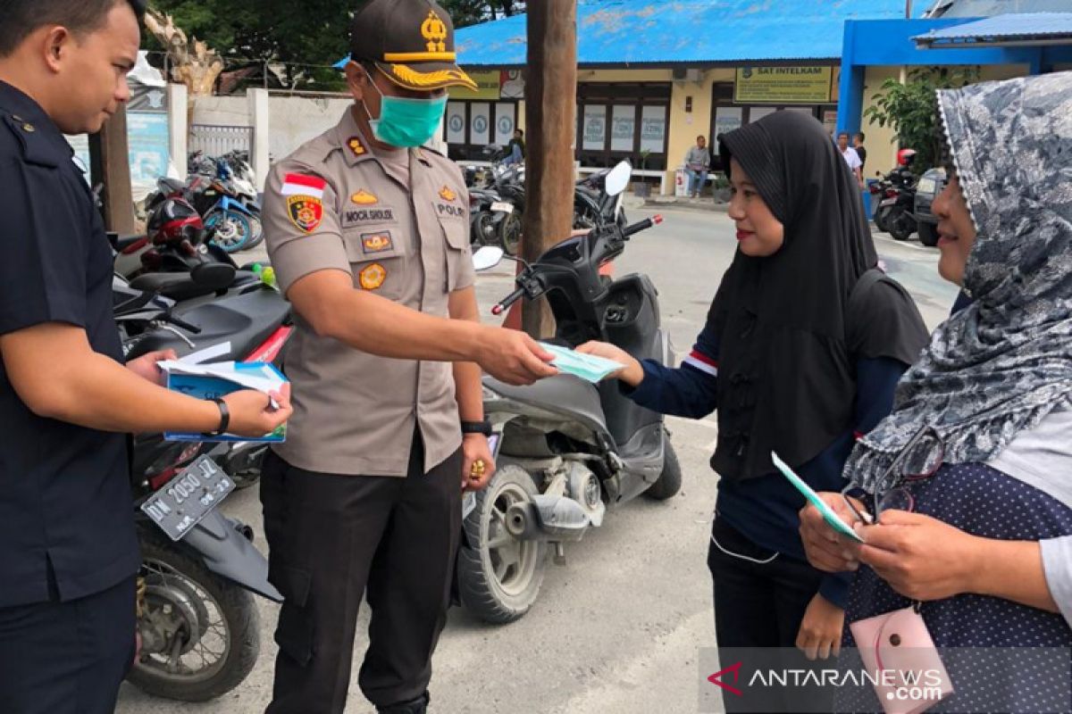 Kapolres Palu turun langsung bagi masker ke masyarakat