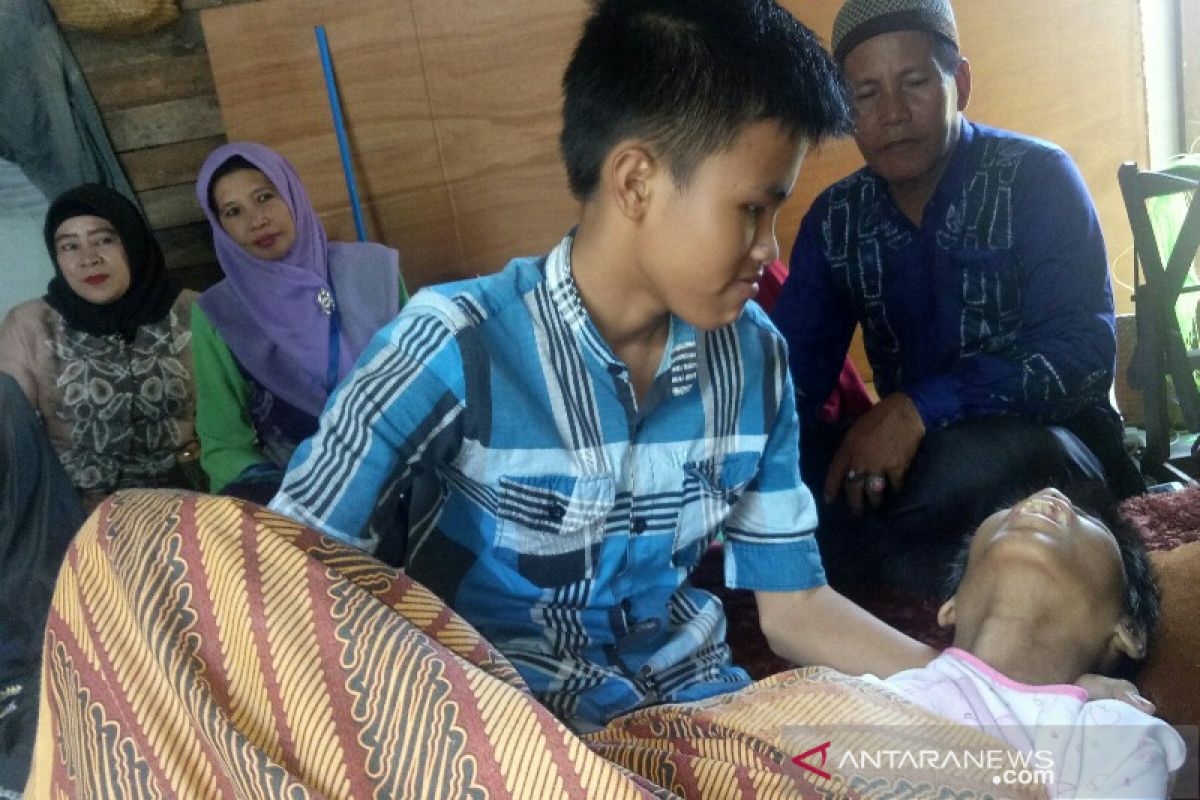 Khairullah putus sekolah urus kakak disabilitas berat