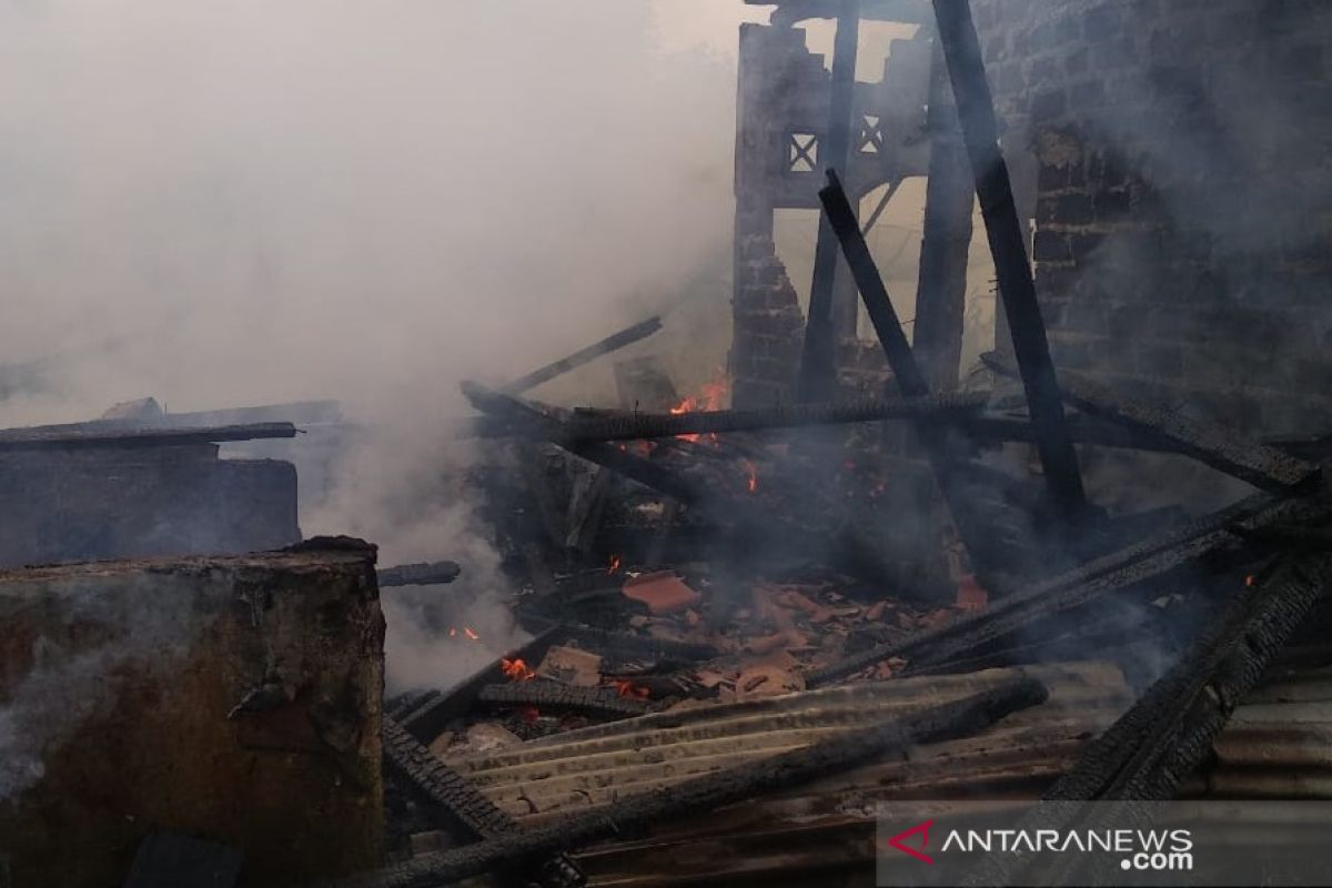 Kebakaran hanguskan satu rumah di Sukabumi diduga akibat korsleting listrik