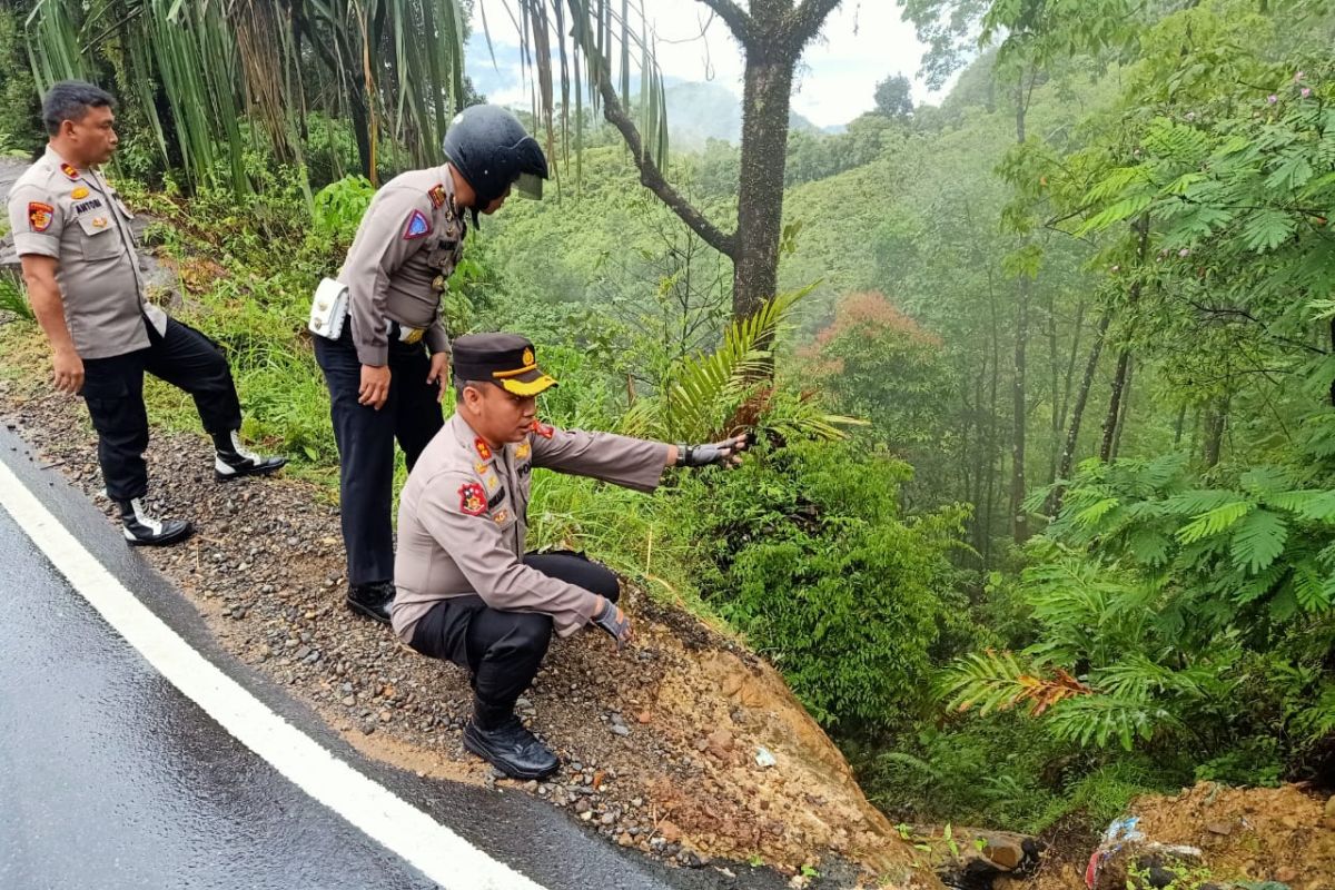 Kapolres Tapteng pantau kondisi jalan batu lubang dan dinyatakan lancar