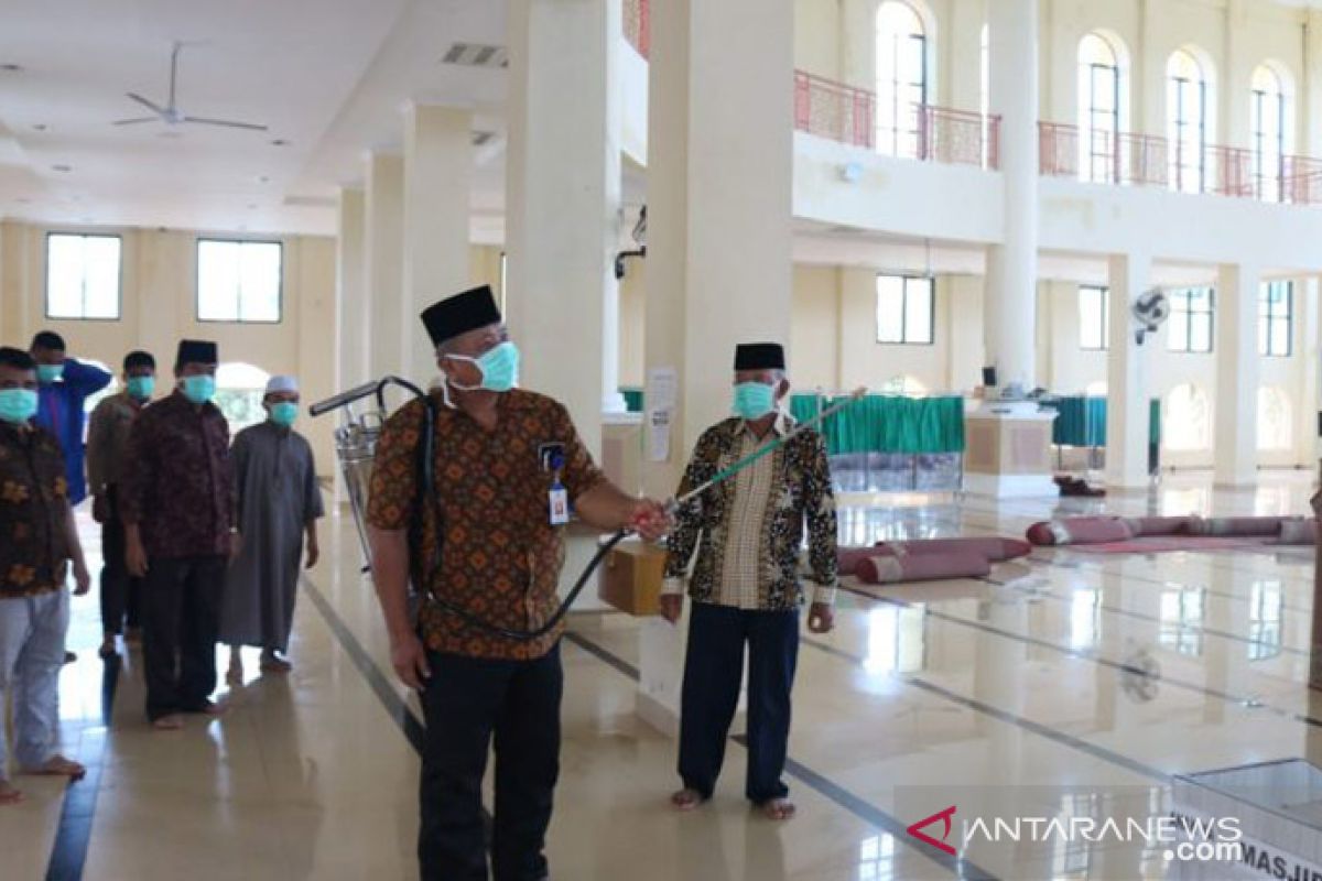 Masjid Istiqlal disemprot disinfektan, di Muaro Sijunjung