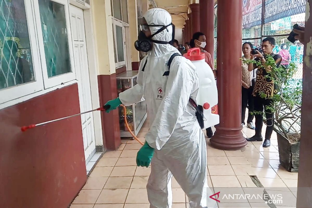 Cegah COVID-19, Pemkab Bogor semprot beberapa sekolah dengan disinfektan