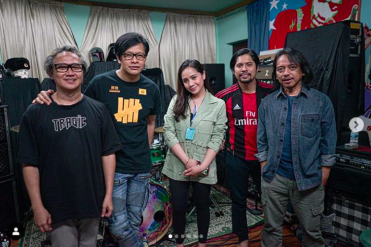 Malam ini GIGI tetap konser meski tanpa penonton