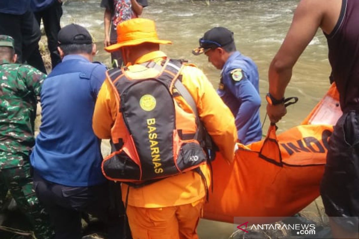 Seorang laki-laki ditemukan tewas gantung diri di sungai