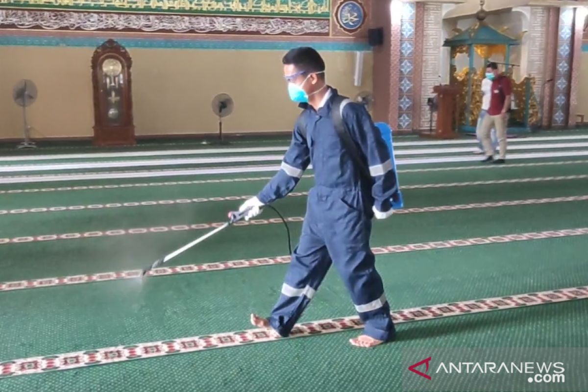Pemkab Siak semprotkan disinfektan ke masjid-masjid, begini tujuannya