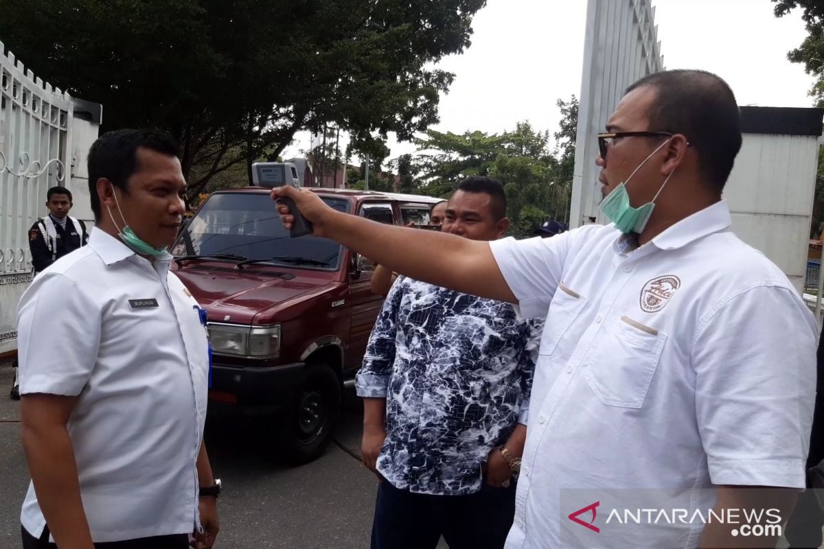 Perketat keamanan, tamu bersuhu tubuh di atas 37 derajat tak boleh masuk gedung DPRD Riau