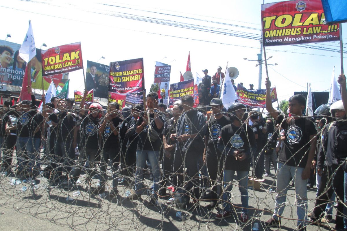 Aliansi buruh dan mahasiswa Jember demo tolak Omnibus Law