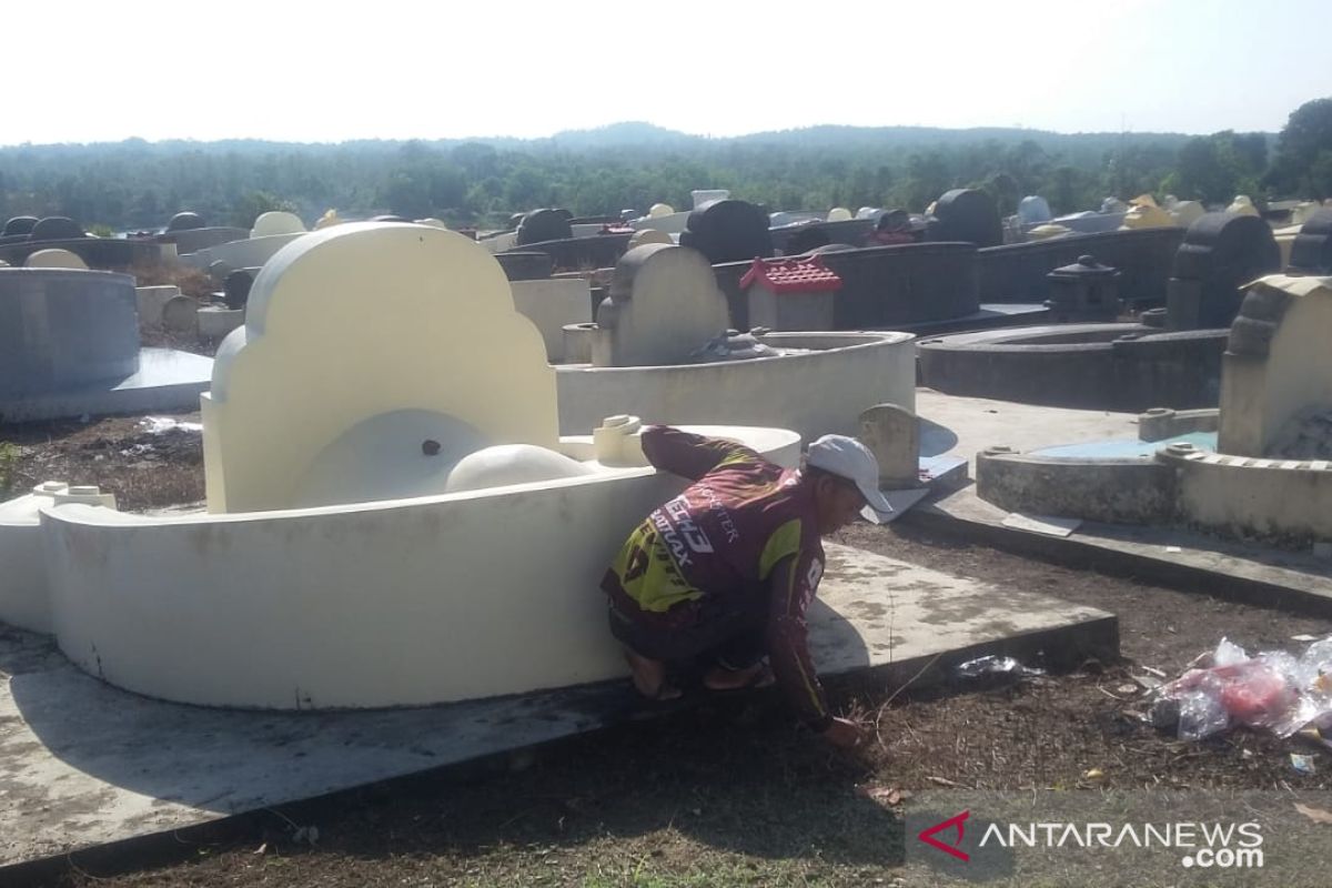 Warga keturunan Tionghoa  bersihkan makam sambut Cheng Beng