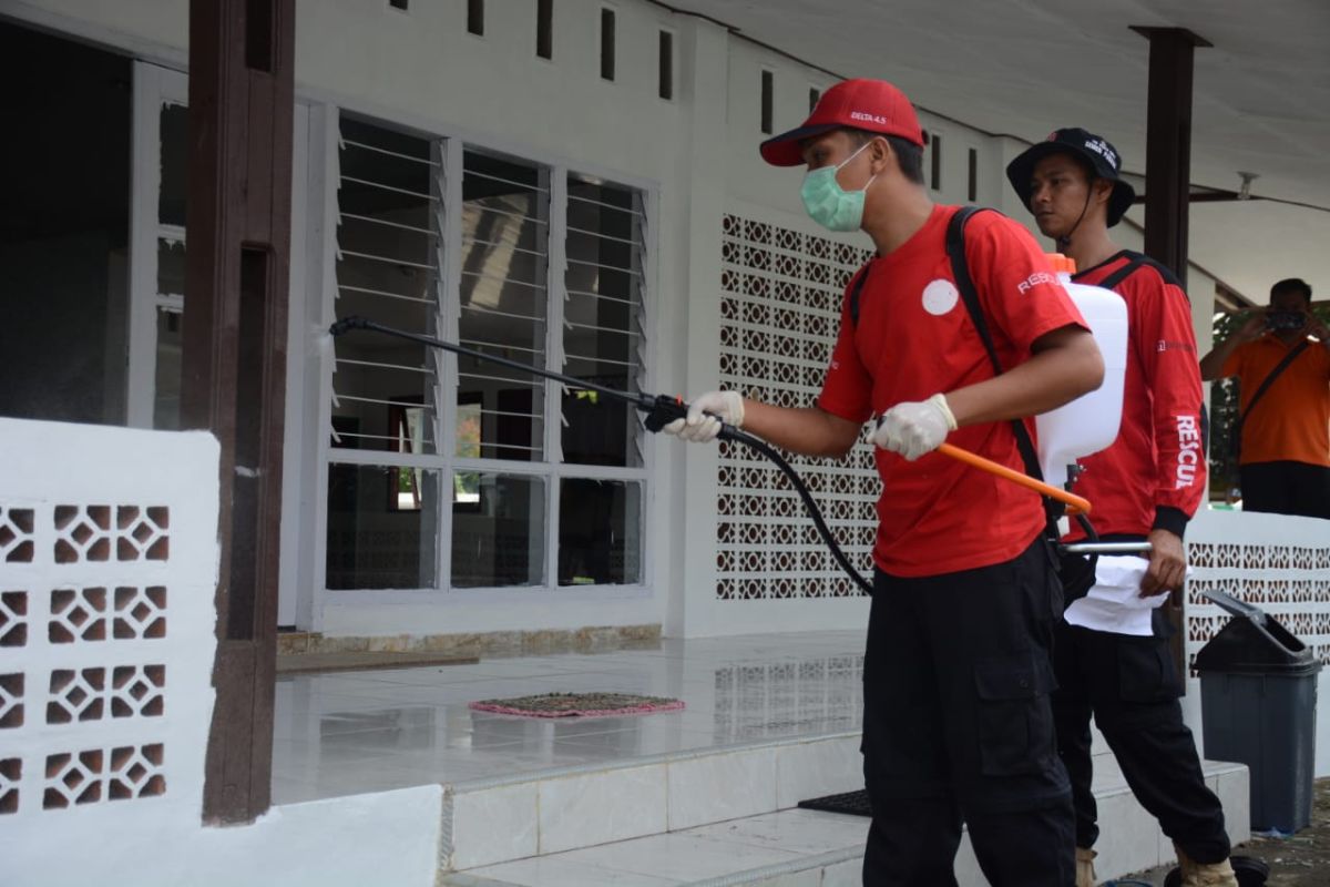 Semen Padang lakukan penyemprotan disinfektan di 145 titik fasilitas umum