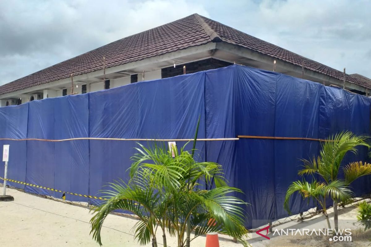 Gedung isolasi pasien COVID-19 di RSUD Belitung ditutup terpal