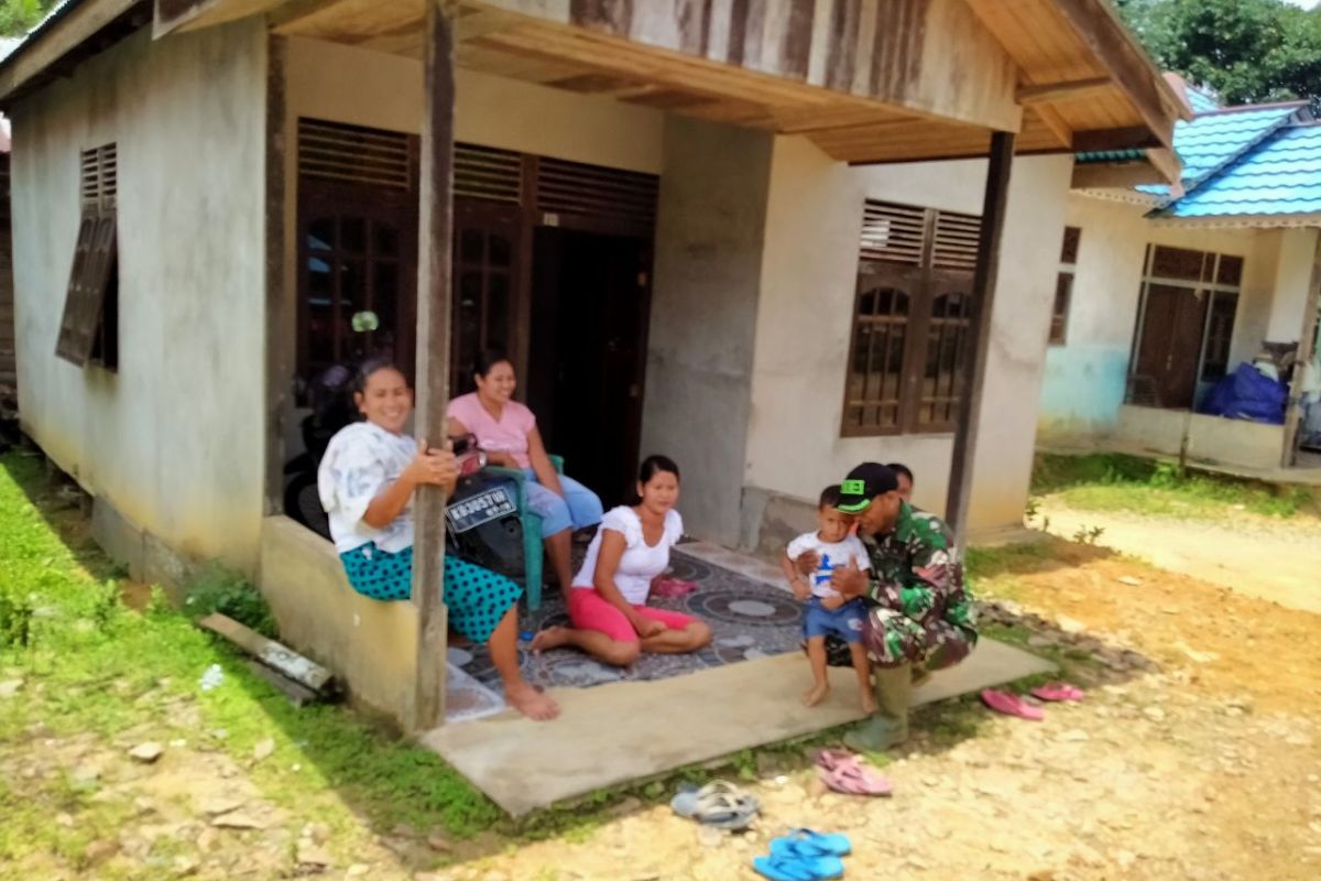 Prajurit Satgas TMMD anjangsana ke Dusun Sekura, ini dilakukannya