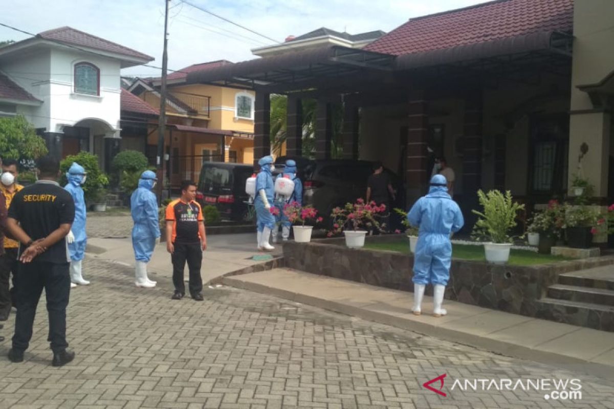 Rumah warga positif COVID-19 di Pekanbaru disemprot disinfektan