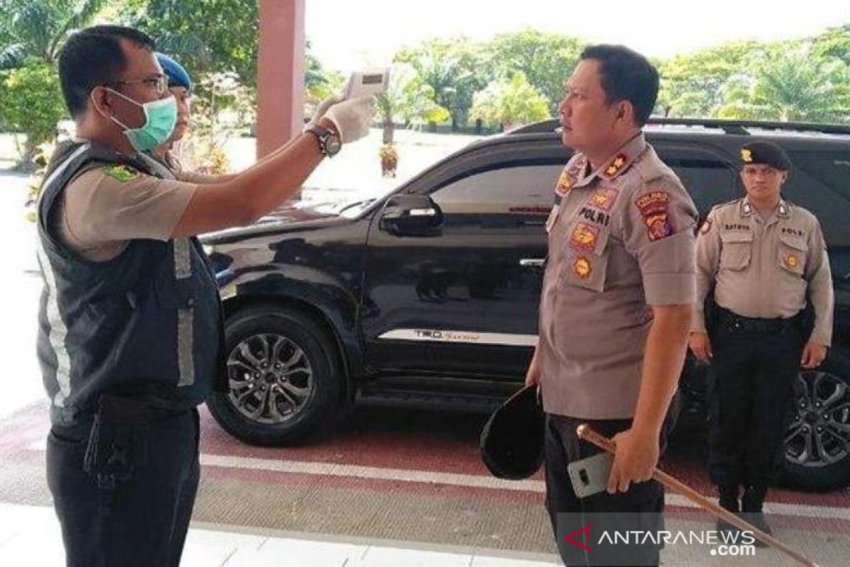 Ruang tahanan Polres Penajam disemprot disinfektan antisipasi COVID-19