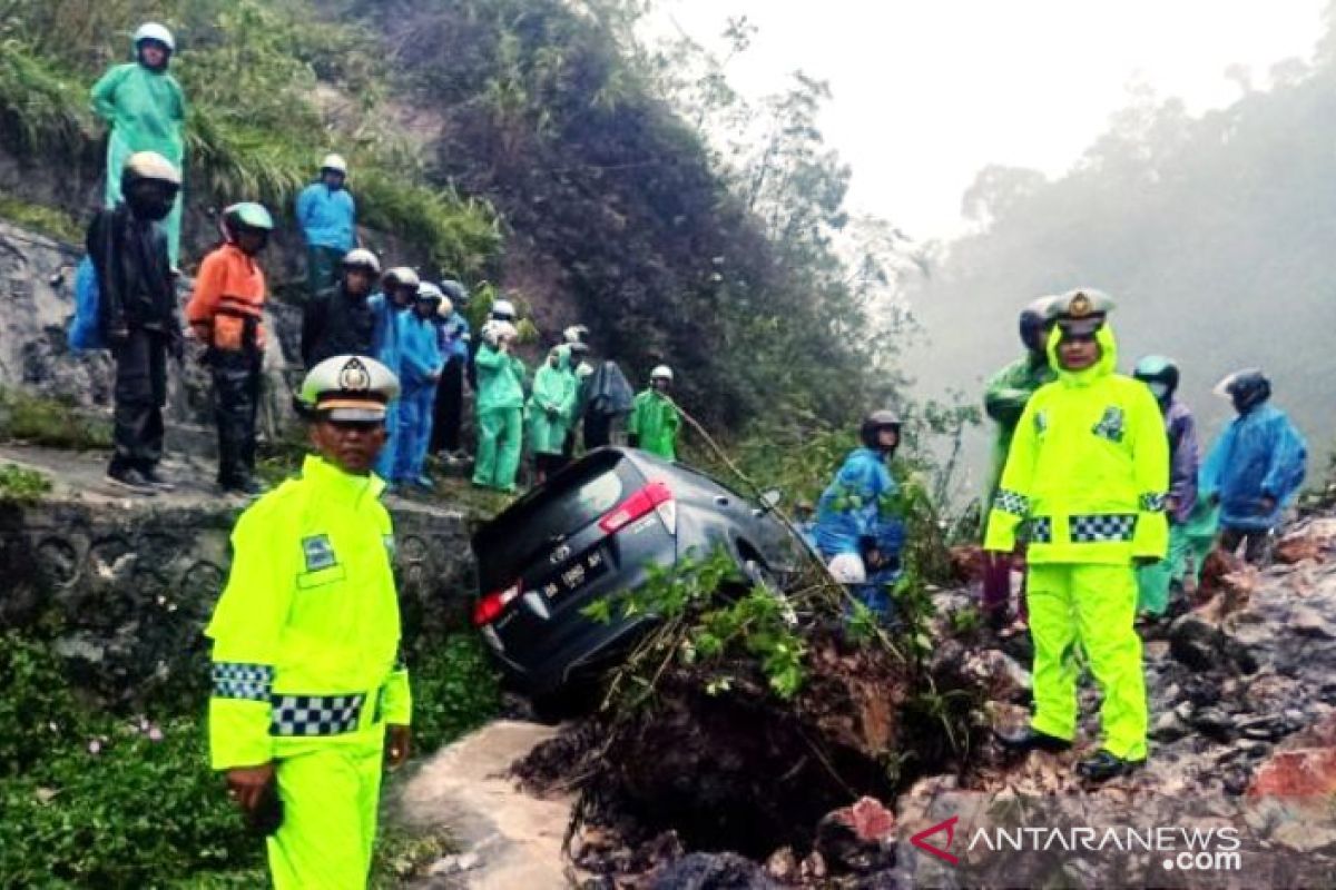 Jalan lintas Sumatera perbatasan Padang-Solok longsor