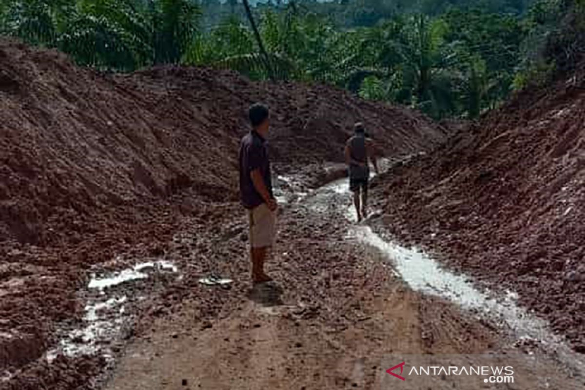 Tanah longsor berdampak pada rumah warga dan jalan di Bengkulu Tengah