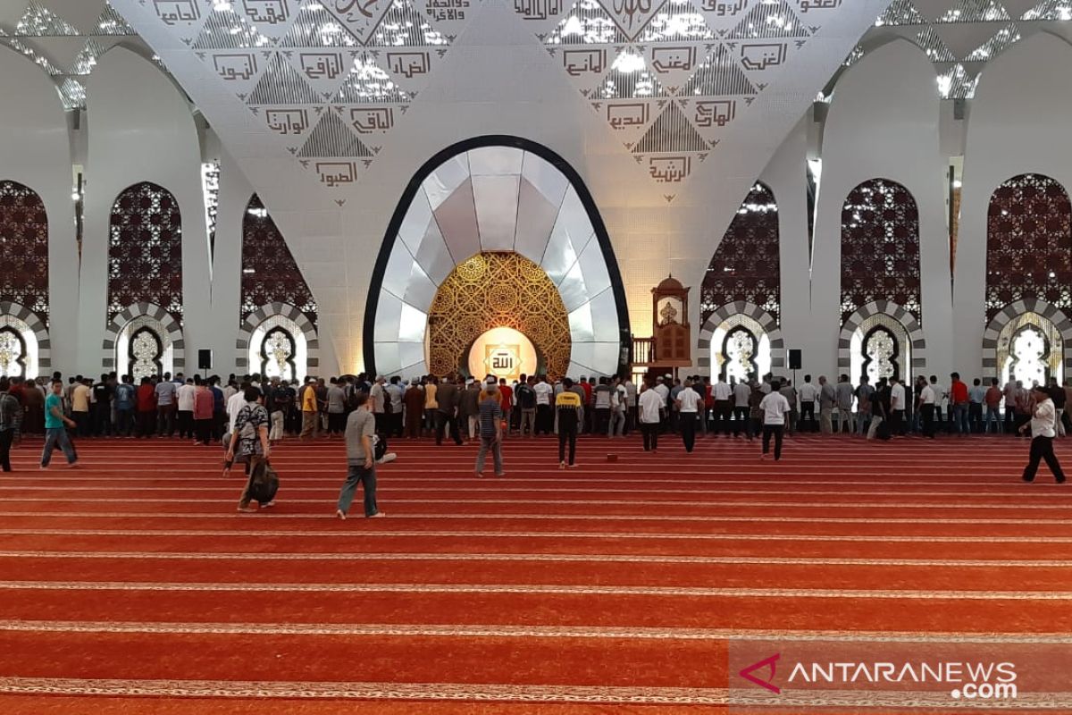 Masjid Raya Sumbar tetap shalat Jumat seperti biasa tanpa ada 'social distancing'