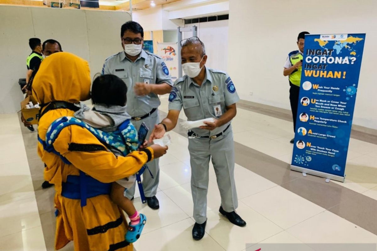 Jasa Raharja NTT bagikan masker dan hand sanitizer gratis ke penumpang