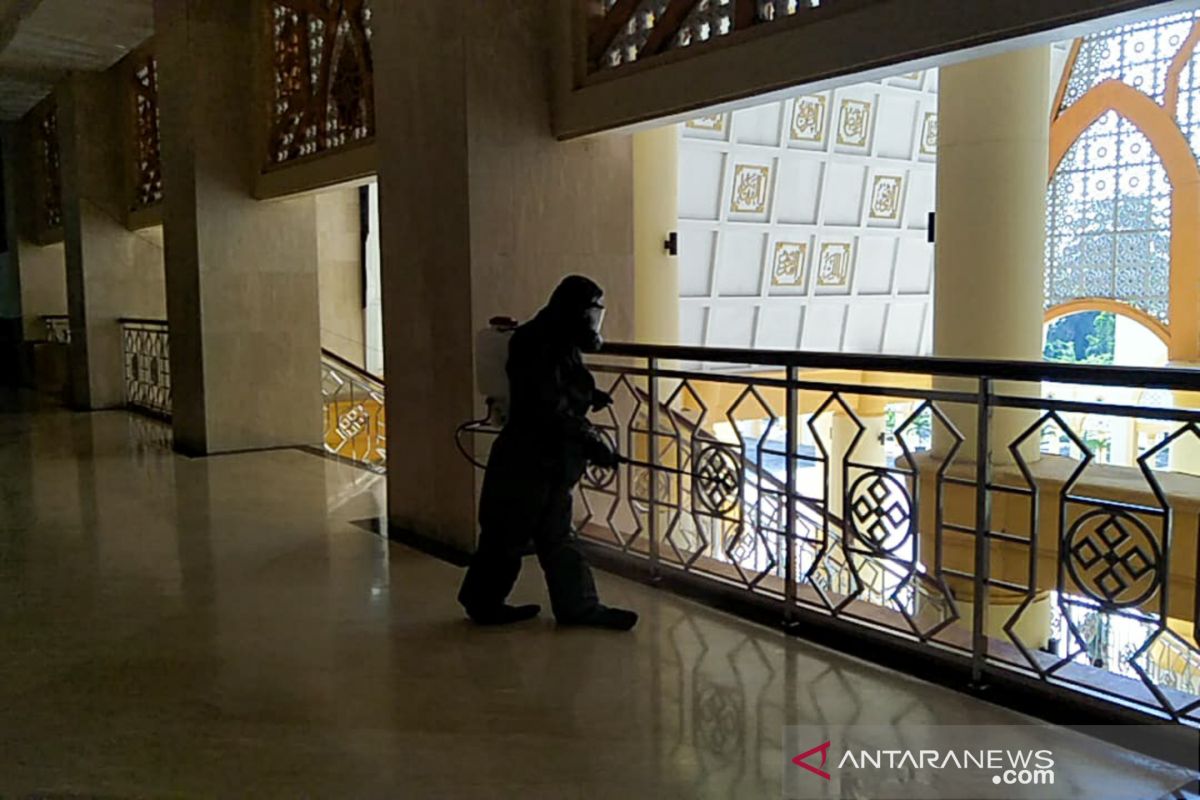 Tim Satbrimobda NTB semprotkan disinfektan di Masjid Islamic Center