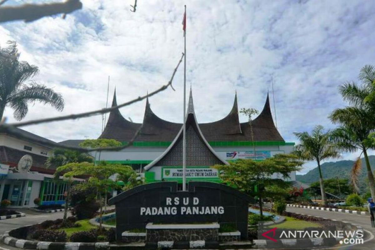 Hasil tes swab negatif, 10 tenaga kesehatan RSUD Padang Panjang dinyatakan sembuh dari COVID-19