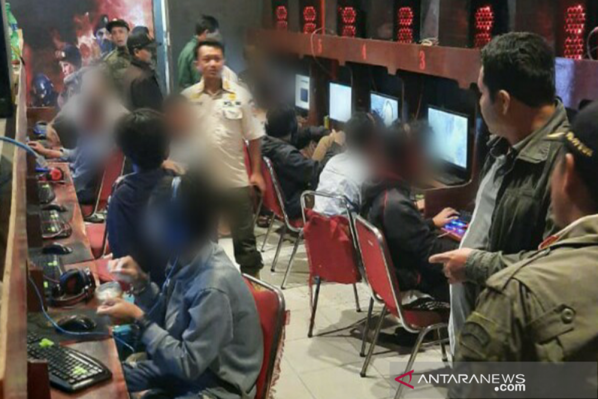 Bupati Shabela sesalkan banyak anak di warnet saat sekolah diliburkan