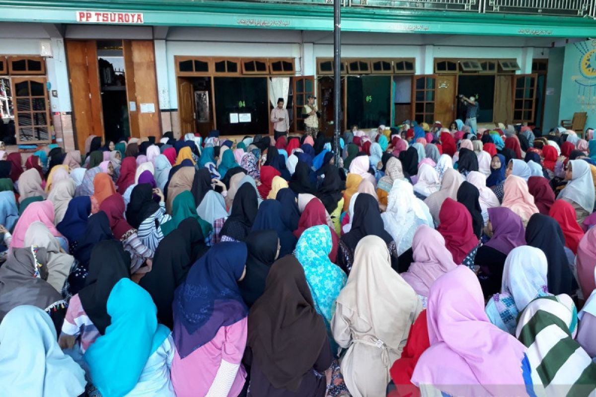 BPBD Kediri lakukan penyemprotan disinfektan di lingkungan pesantren