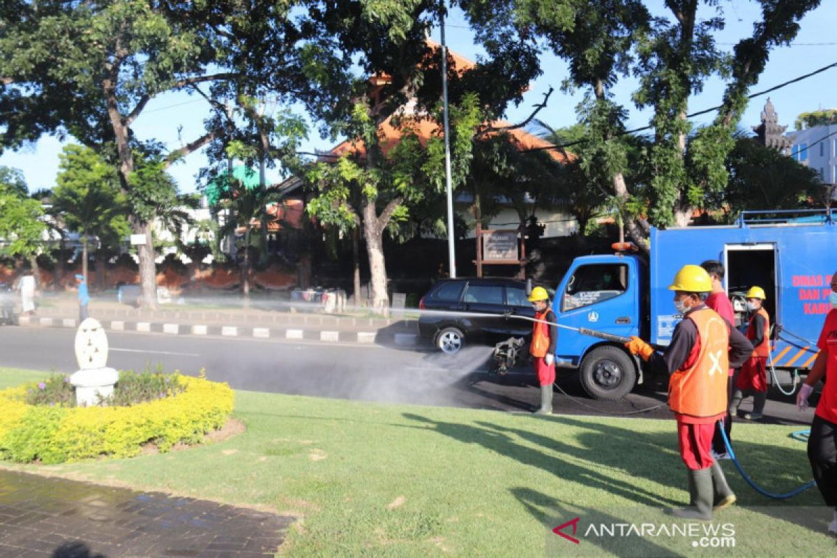 Satgas Penanggulangan COVID-19 Badung semprotkan disinfektan di pura-objek wisata-pasar