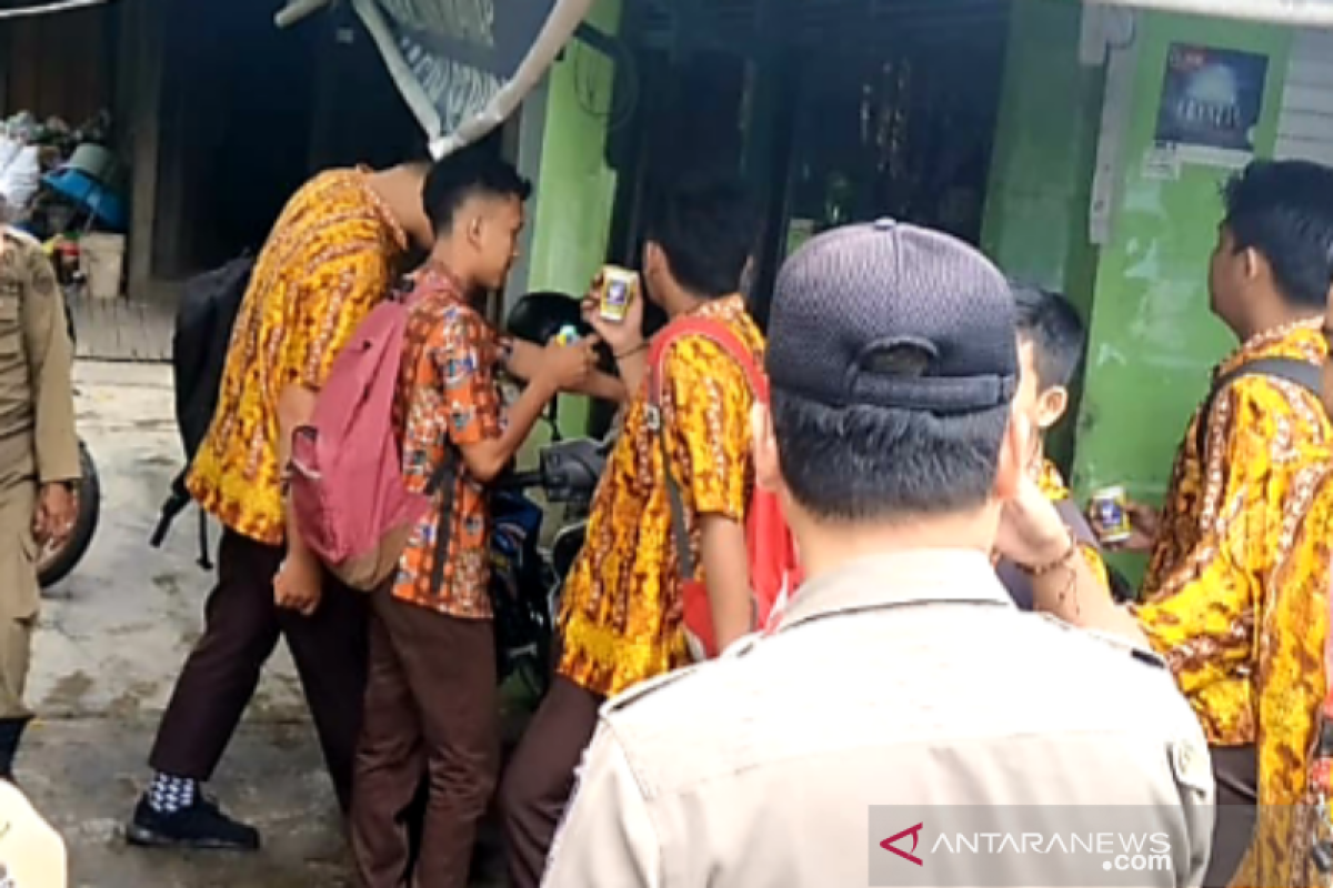 Satpol PP datangi sejumlah tempat keramaian di Kapuas cegah COVID-19