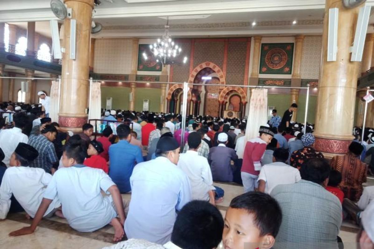 Isu wabah corona tidak surutkan warga Aceh Barat beribadah shalat Jumat