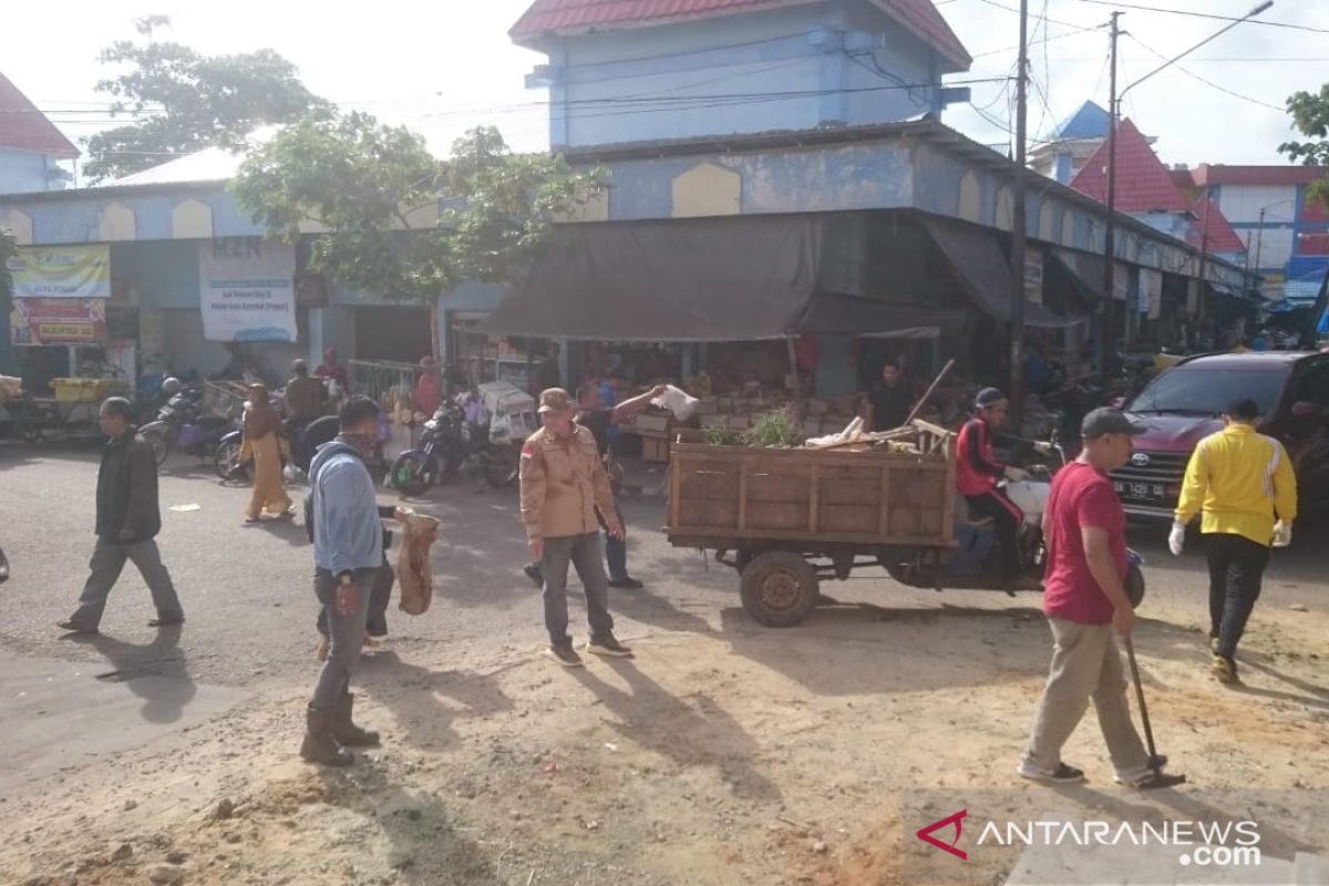 Bupati talangi pemasangan keramik pasar Kemakmuran