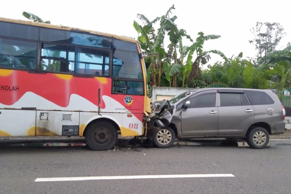 Bus sekolah di Mukomuko alami kecelakaan