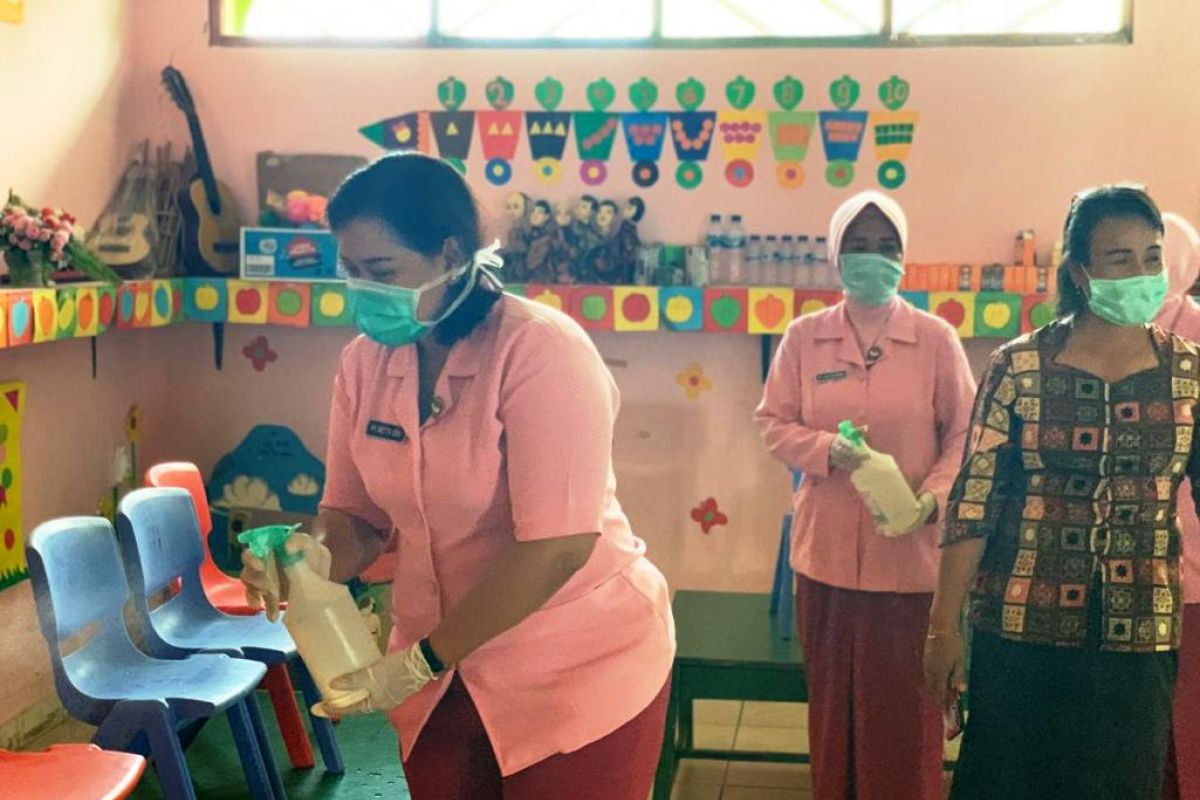 Pengurus Bhayangkari Mimika semprot disinfektan di TK Kemala