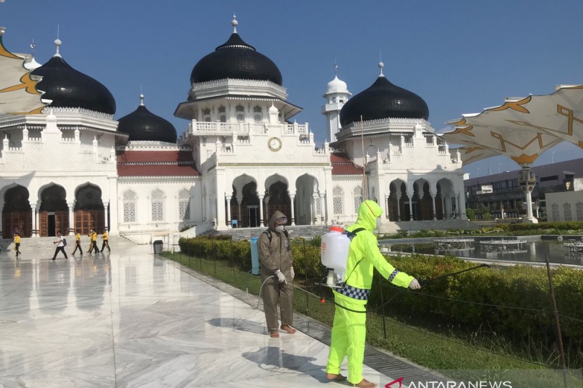 Jelang shalat Jumat, Masjid Raya Baiturrahman disemprot desinfektan