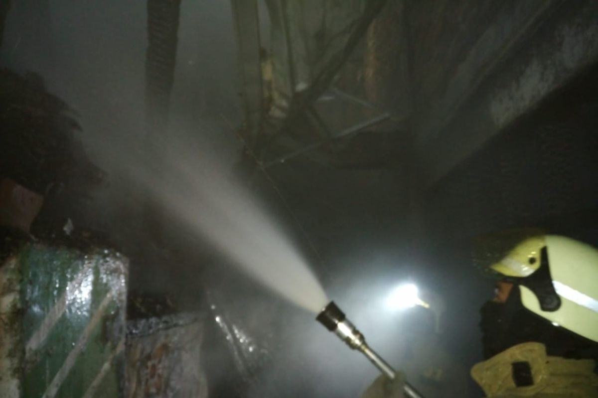 Pedagang nasi uduk terluka saat api membakar empat rumah di Rawamangun