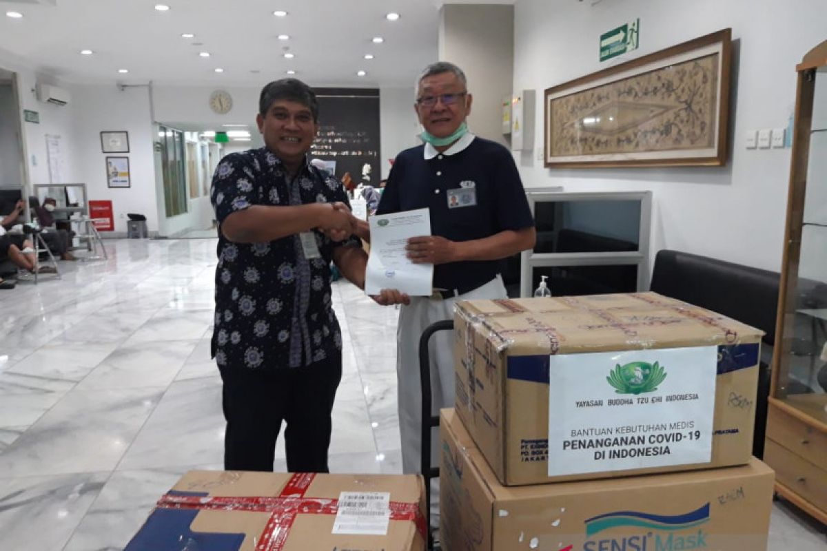 Yayasan Buddha Tzu Chi serahkan donasi ribuan APD ke RSCM