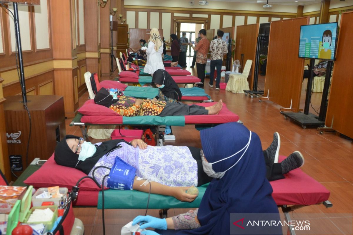 Kemarin, penolakan petugas COVID-19 hingga stok darah PMI Jakbar tipis