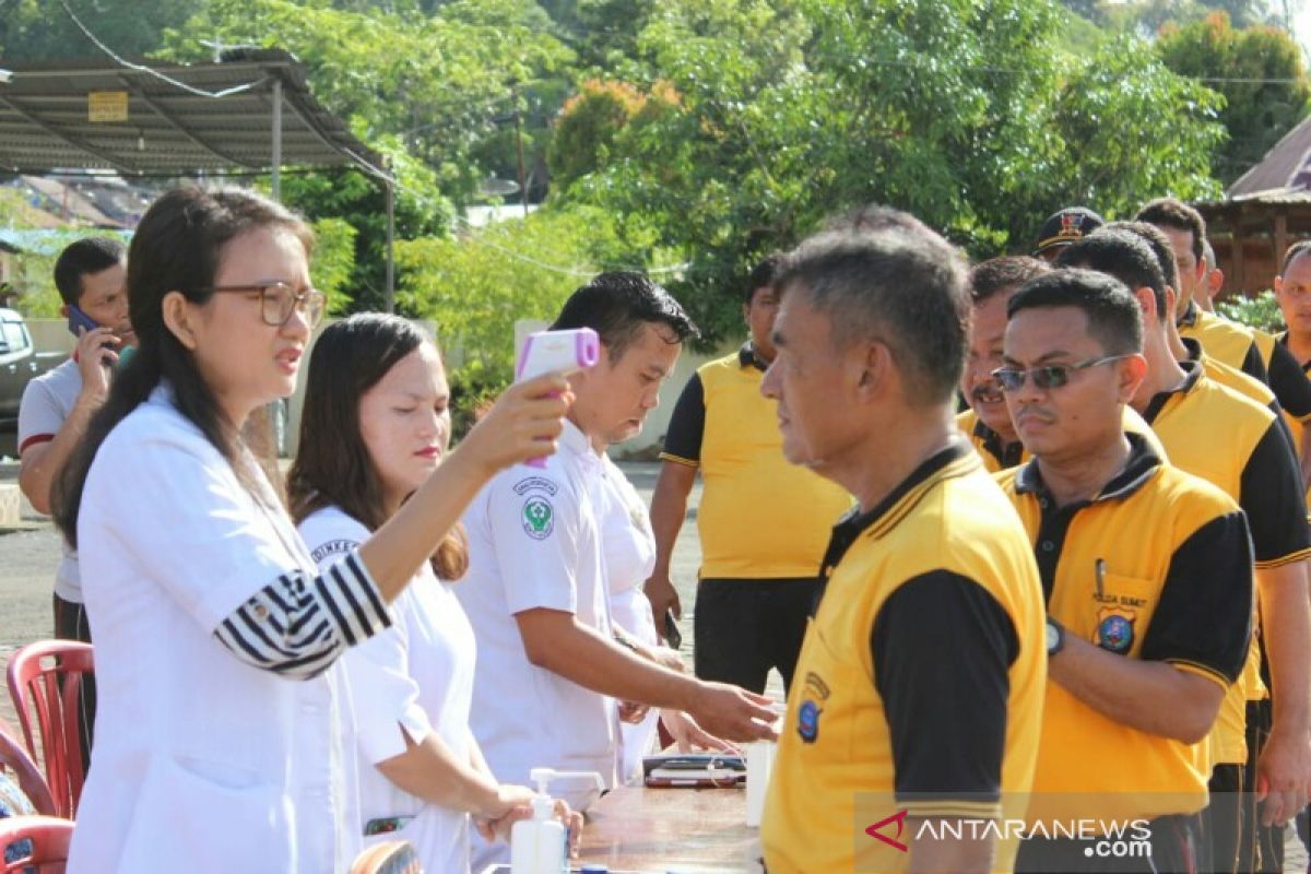 Personel Polres Nias Selatan periksa  suhu tubuh antispasi Covid-19