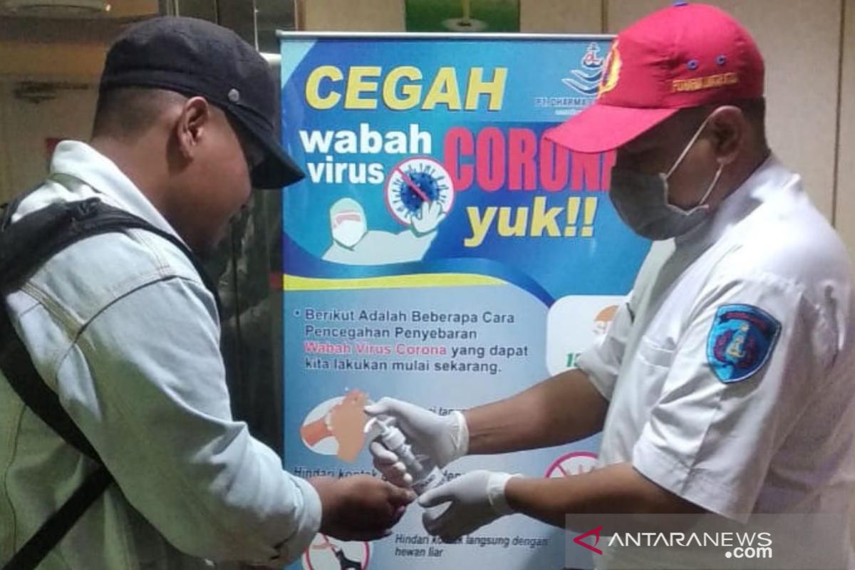 Penumpang kapal penyeberangan Merak--Bakauheni diberikan hand sanitizer