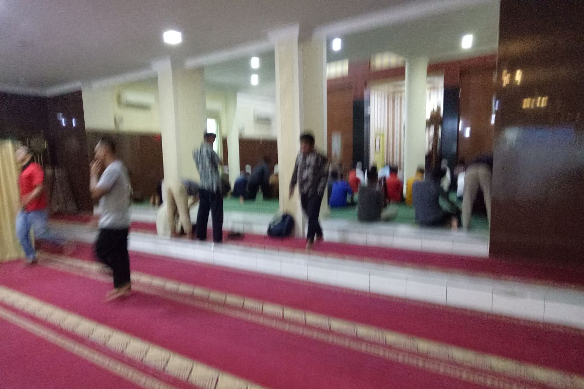 Gugus Tugas Penanganan COVID-19 Bandarlampung semprot disinfektan di masjid