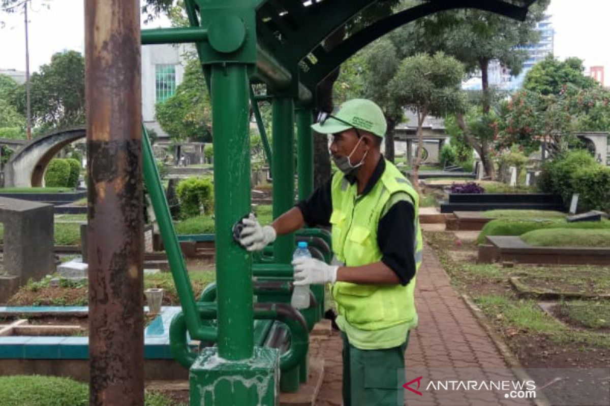 Cegah COVID-19, petugas semprot disinfektan empat TPU  Jakarta Pusat