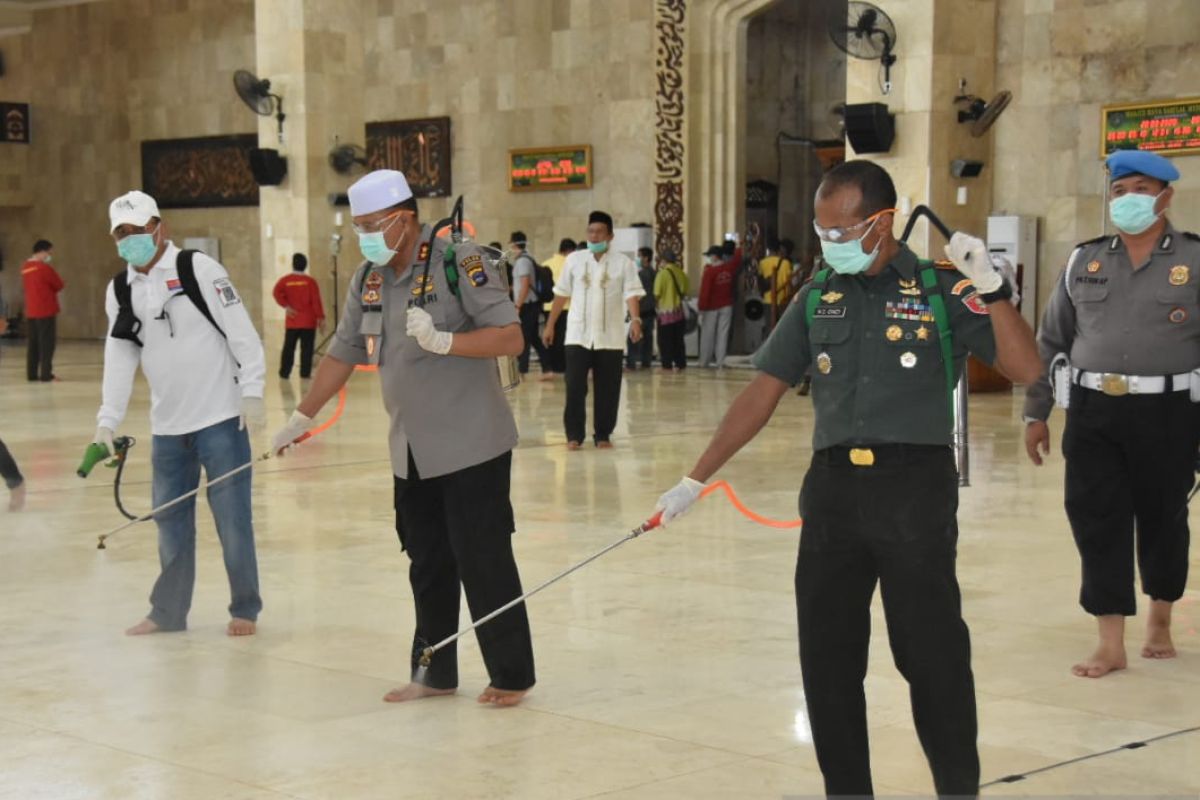 Gubernur ikut semprotkan disinfektan di masjid terbesar di Kalsel