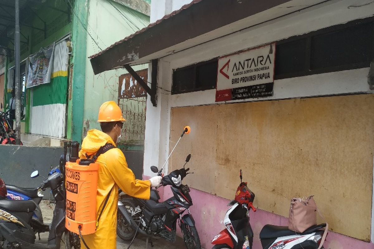 Dokkes Polda Papua semprot disinfektan kantor Perum Antara