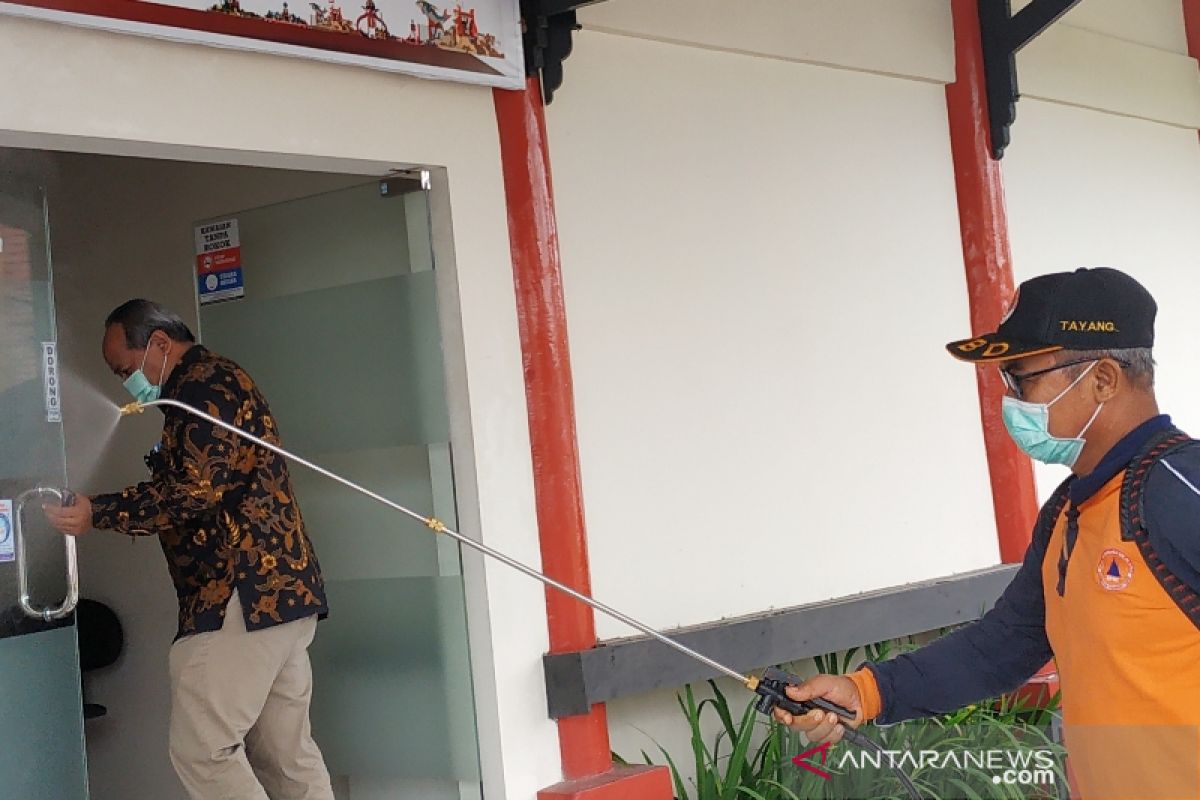 Penyemprotan desinfektan didahulukan di sekitar rumah ODP COVID-19