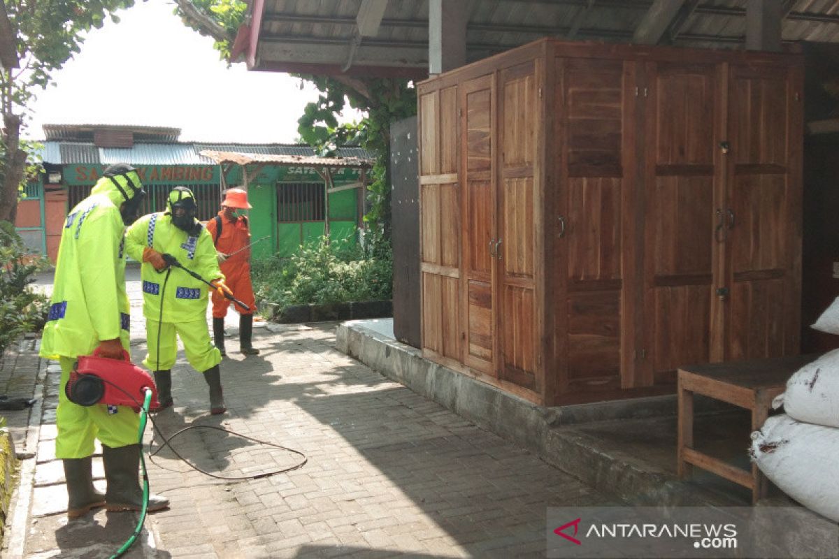 Pemkab Bantul semprot disinfektan di Pasar Imogiri untuk cegah COVID-19